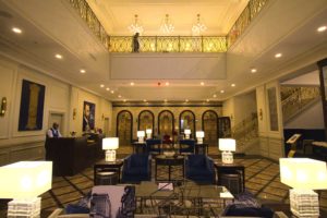 „Hotel Saint Louis“ vestibiulis, priklausantis Amrit ir Amy Gill of Restoration St. Louis